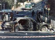 Polícia inspeciona o carro do banqueiro após o atentado