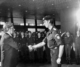 O chanceler alemão Helmut Schmidt congratula Wegener pela operação.