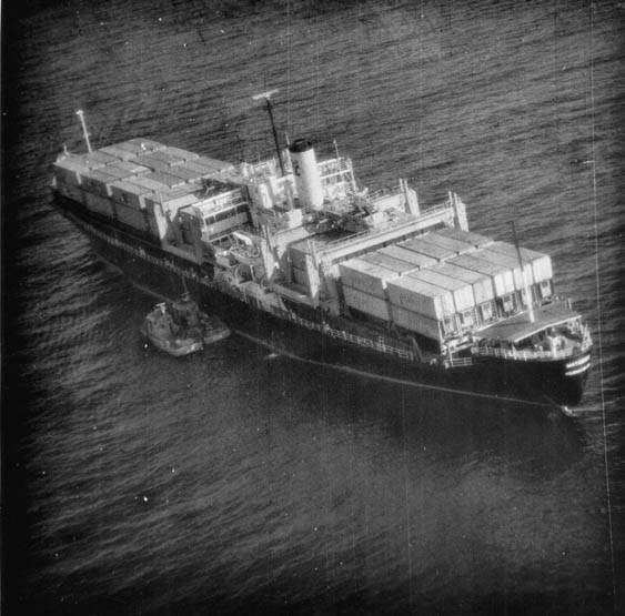 Barcos cambojanos inteceptam o SS Mayaguez.